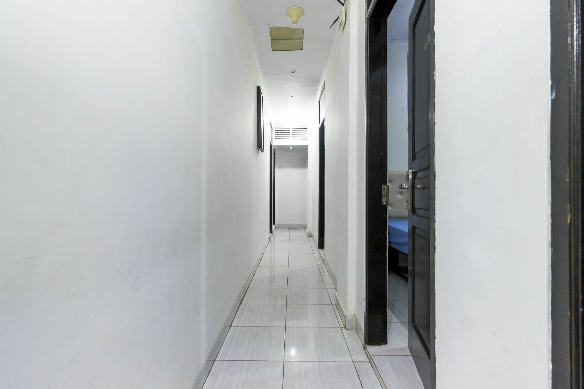 מלון ג'קרטה Reddoorz Near Gajah Mada Plaza 2 מראה חיצוני תמונה